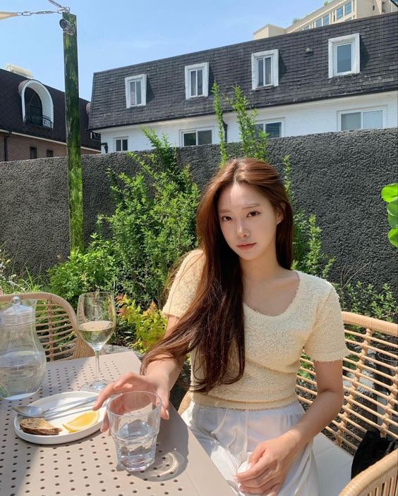 多喝水可以增加我们的饱腹感，在进餐的时候就会减少食量，同时又不会像节食一样伤害身体。