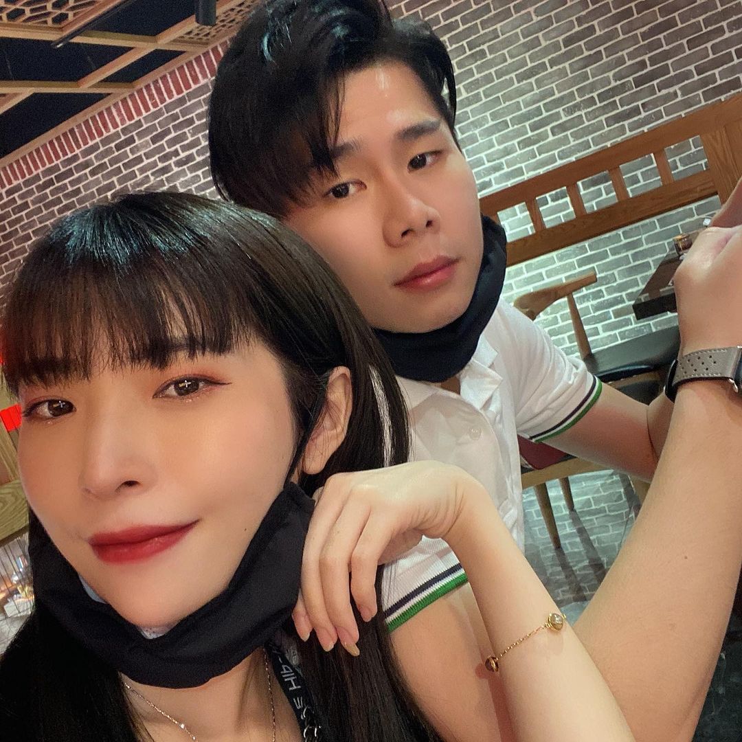 感情甜蜜的他们也时常在社交网站上晒一些“虐狗”照或是视频等~