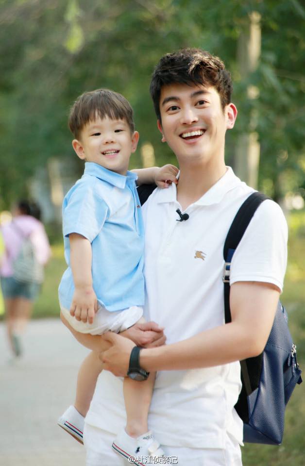 有一次嗯哼和霍思燕发生矛盾,杜江意外没有偏袒嗯哼反而拉着嗯哼问到「你知道谁是家里的老大吗」?