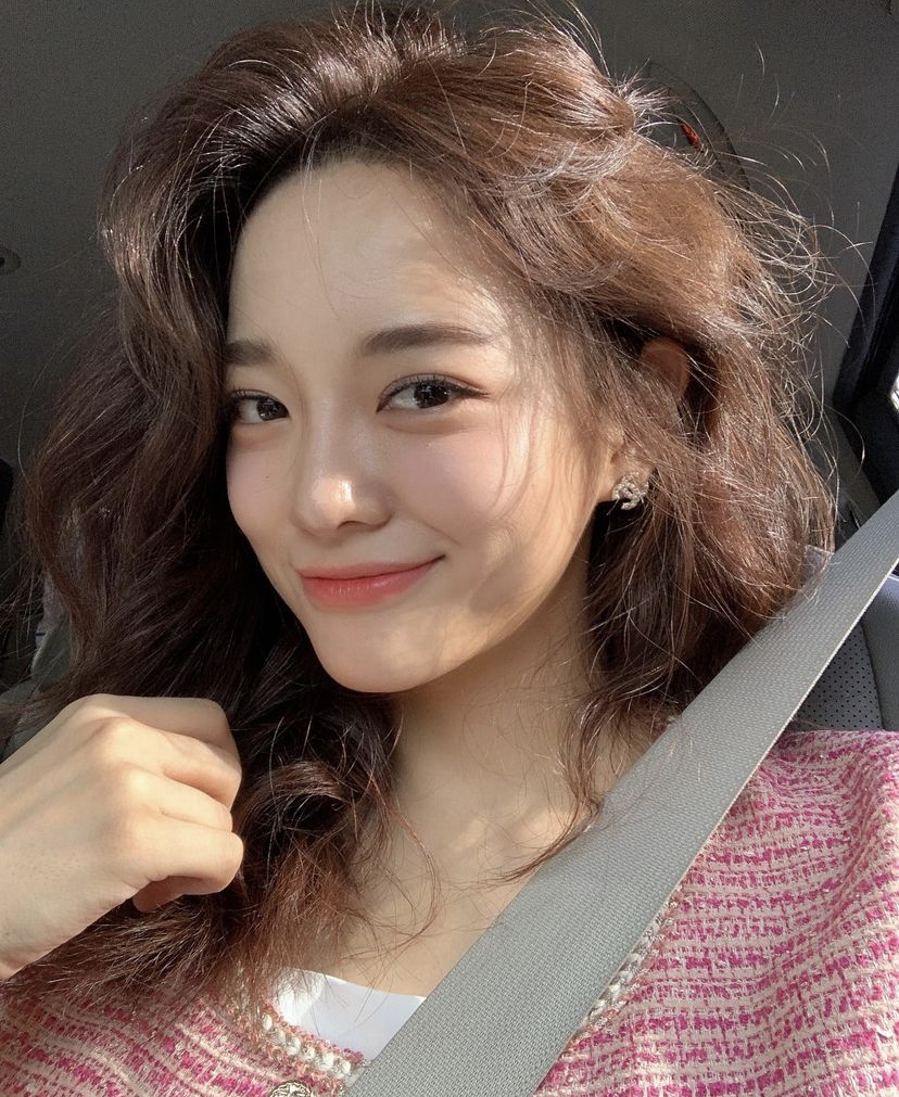 金世正素颜和化妆后也是毫无任何差别的哦！最主要是肌肤管理做的特别好，她分享过自己不会使用过多的产品，最主要就是做好保湿的工作！