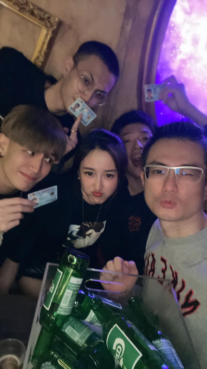 YBB 桃花运最近可以说是百花齐放~不只江律师、Owen JC,近期跟小学同学偶像剧般地重逢也引起热议