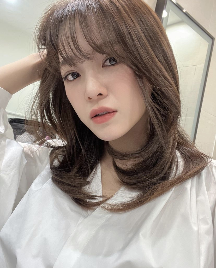 经常需要熬夜拍戏的金世正，自己在有空的时候就会敷面膜急救肌肤！通常都会选择使用肌肤状态选择不同功效的面膜，一周最多会敷上4片面膜哦！