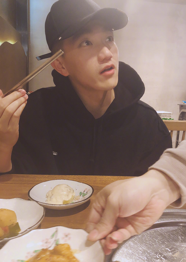 如果张馨予锻炼动作不合格,还会要求她重来,而张馨予就会撒娇的说道:老公,我是你老婆,不是你手下的兵。