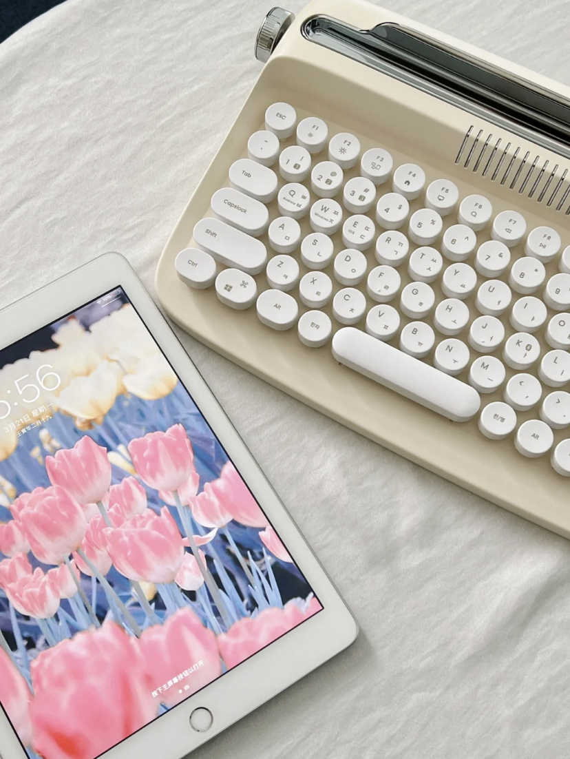 打字的时候还伴随着好听的“塔塔”声,超级疗愈的!颜值也很圈粉让人心动!