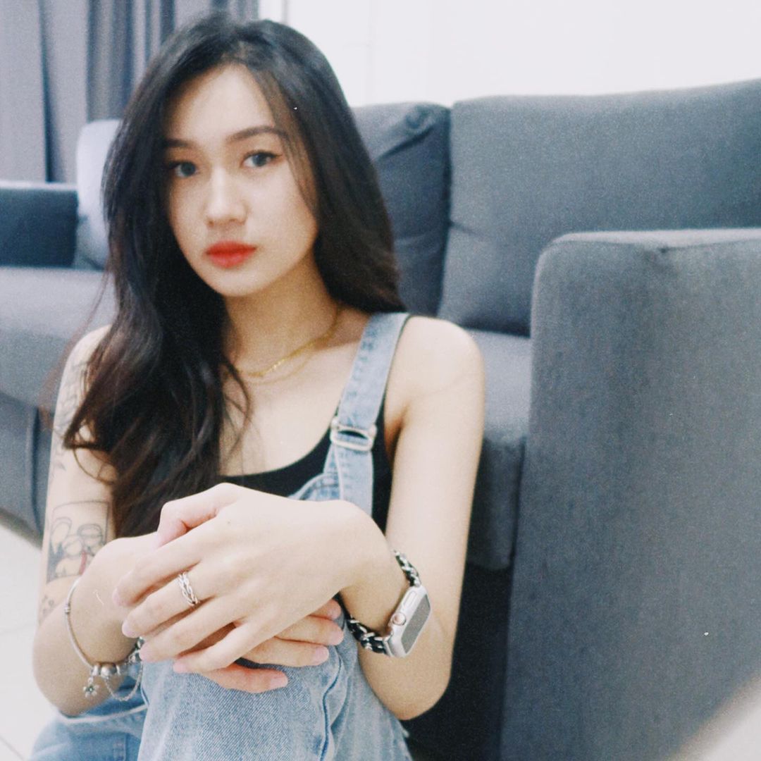 面对该网民言语挑衅和冷言嘲讽，Wendy直言感情的事情，本来就是两个人的事情，和旁人没有关系。