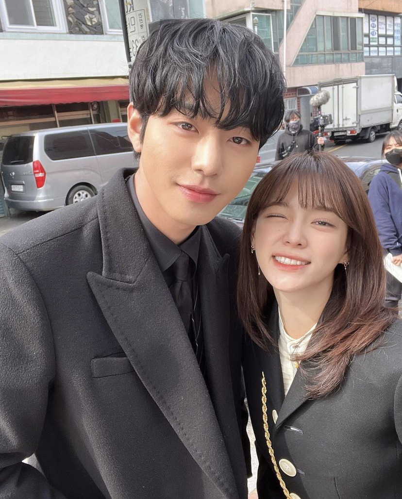 安孝燮在《社内相亲》中的「始祖鸟」角色真的太有魅力啦!没想到刚完成拍摄不久他又有新作品了,这次将是翻拍台湾热门爱情剧《想见你》。