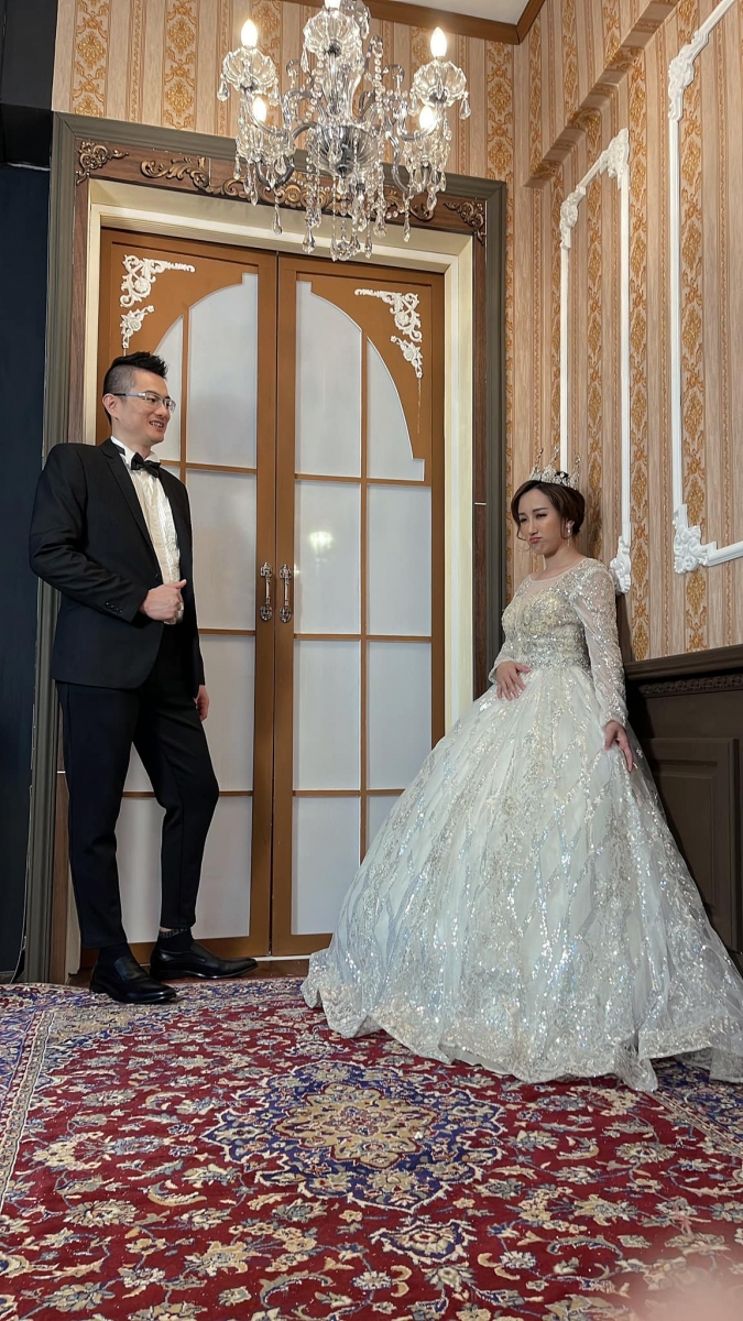 两人在这个充满爱的日子里还一起拍了视频~视频一开始江律师甜喊 YBB「宝贝」