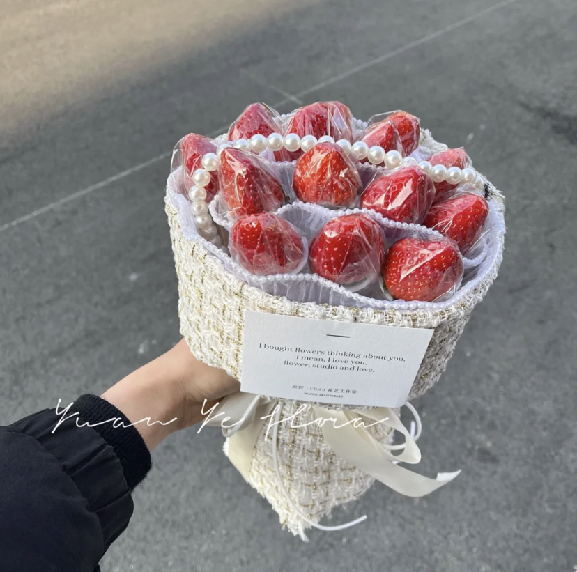尤其是最近特别流行的「小香风」包花设计,用来包草莓花束也非常好看~再搭配上珍珠链条和网纱,真的是太温柔啦!让谁看到都会看到心动!