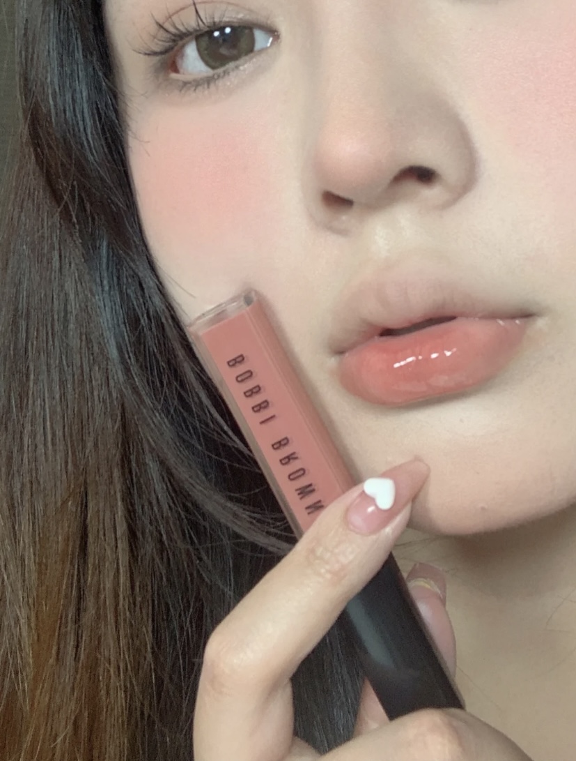 这款日杂感棕粉色所有肤色都可驾驭,上唇显白还能营造出丰唇的效果哦!