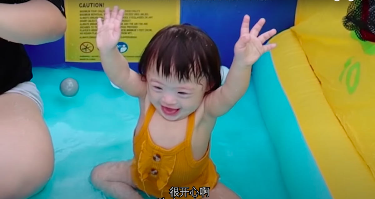 而妹妹也玩得不亦乐乎,一直笑不停~