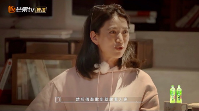用餐期间袁咏仪一直暗中观察他们,吃完后也假扮散步一面跟着儿子~