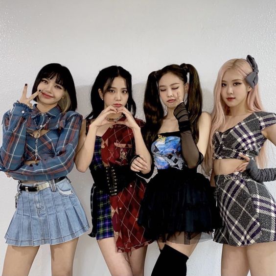 而且Jennie更在Weverse上公开了录音,表示BLACKPINK将会回归!粉丝们大胆猜测最快是会在夏天后出新歌回归,消息一出让BLINK们感到非常开心并期待~