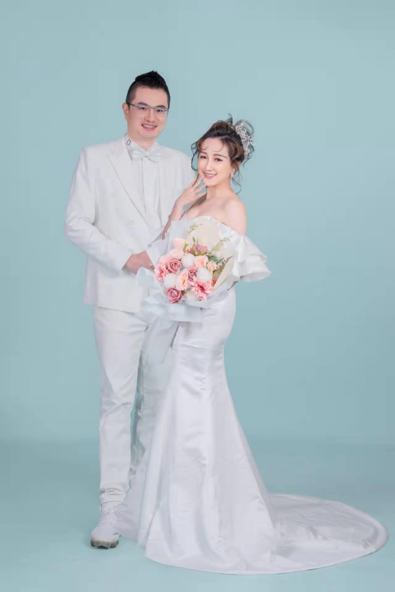 从江律师分享的照片可看到江律师身穿白色的西装服,杨宝贝也以一袭白色婚纱出镜,俩人互动亲密露出会心的微笑,氛围融洽,从外人眼里看感情甚好。