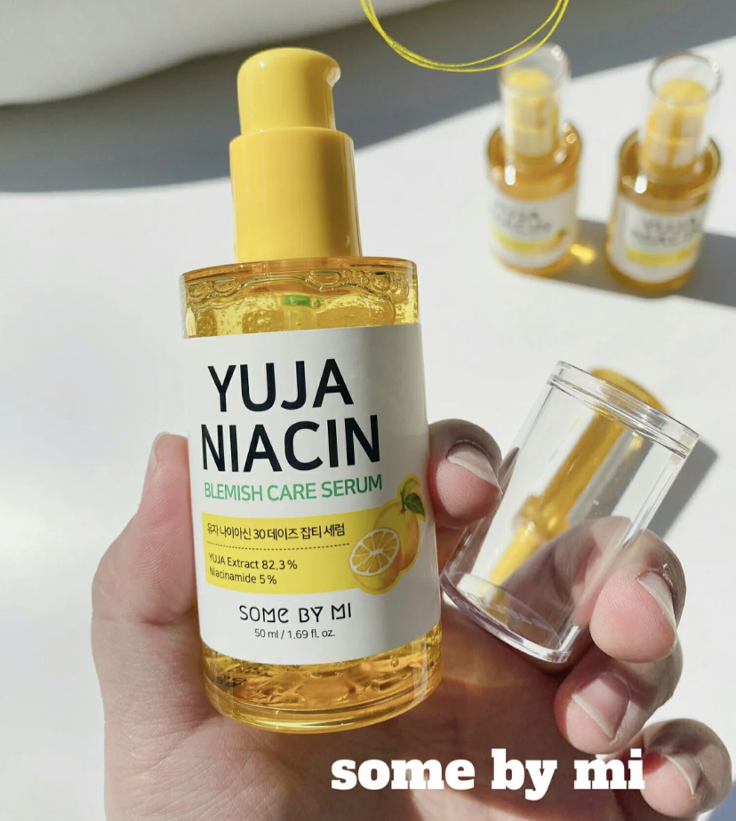 美白的同时可以保湿，不会造成肌肤敏感或刺激！主要成分有5%的烟酰胺、82%柚子VC菌提取物和熊果苷。柚子的香味非常好闻，质地是非常清爽流动性强的，可以很好的吸收进皮肤内，油皮用了也完全零负担。