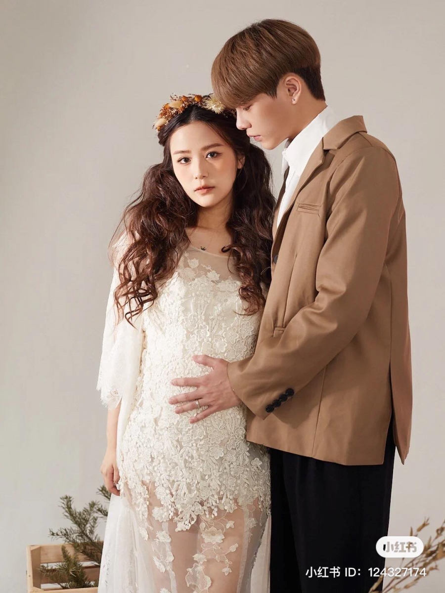 老公 Harry Pang 身穿大地色系的外套以及白色的内衫,俩人站在一起的画面好像童话故事里走出来的王子和公主。