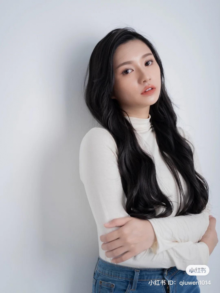 「我告诉自己 我要等到买包不心痛了 才开始买~如果是有多余的钱，还是去学习不然就创业」。