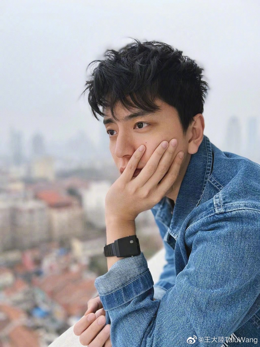 于当时出席的人大多数已经有家庭,所以不少网友猜测吴尊这句话是在明示王大陆和蔡卓宜。难道俩人真的有结婚的打算了?