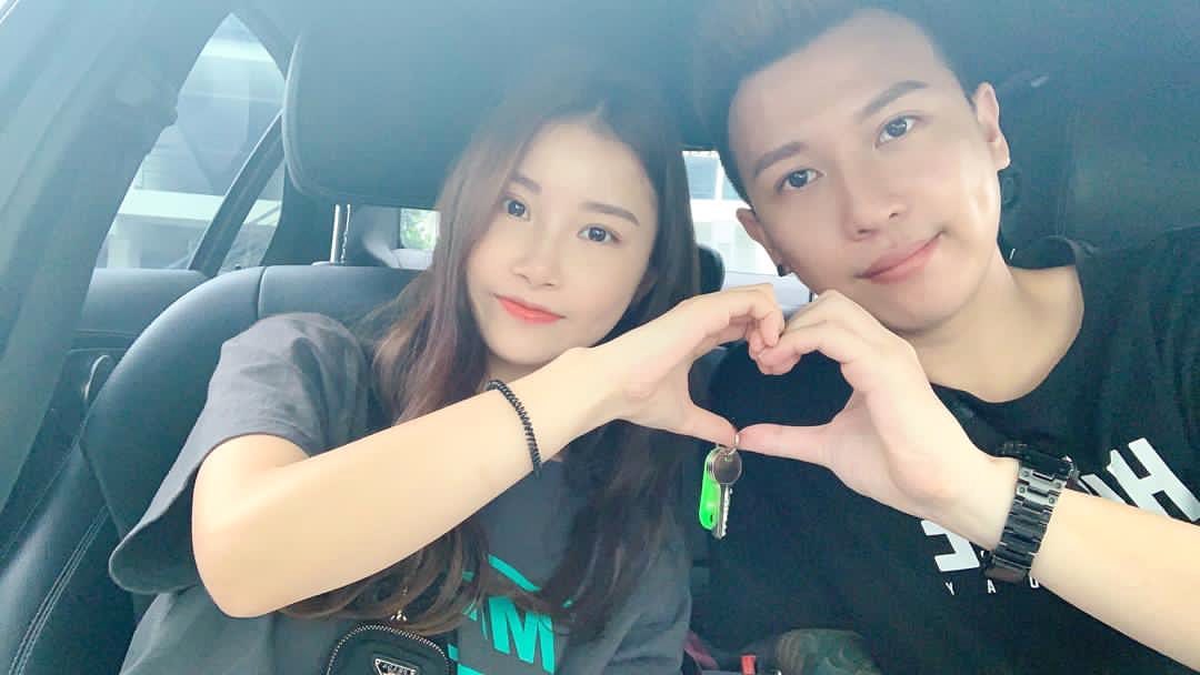 Mona心里也知道Charles不想和她分开,而且当时他又坐着轮椅,觉得他很可怜,担心她回去之后没有人能够照顾他,于是一时冲动之下,就把飞机票给退了。