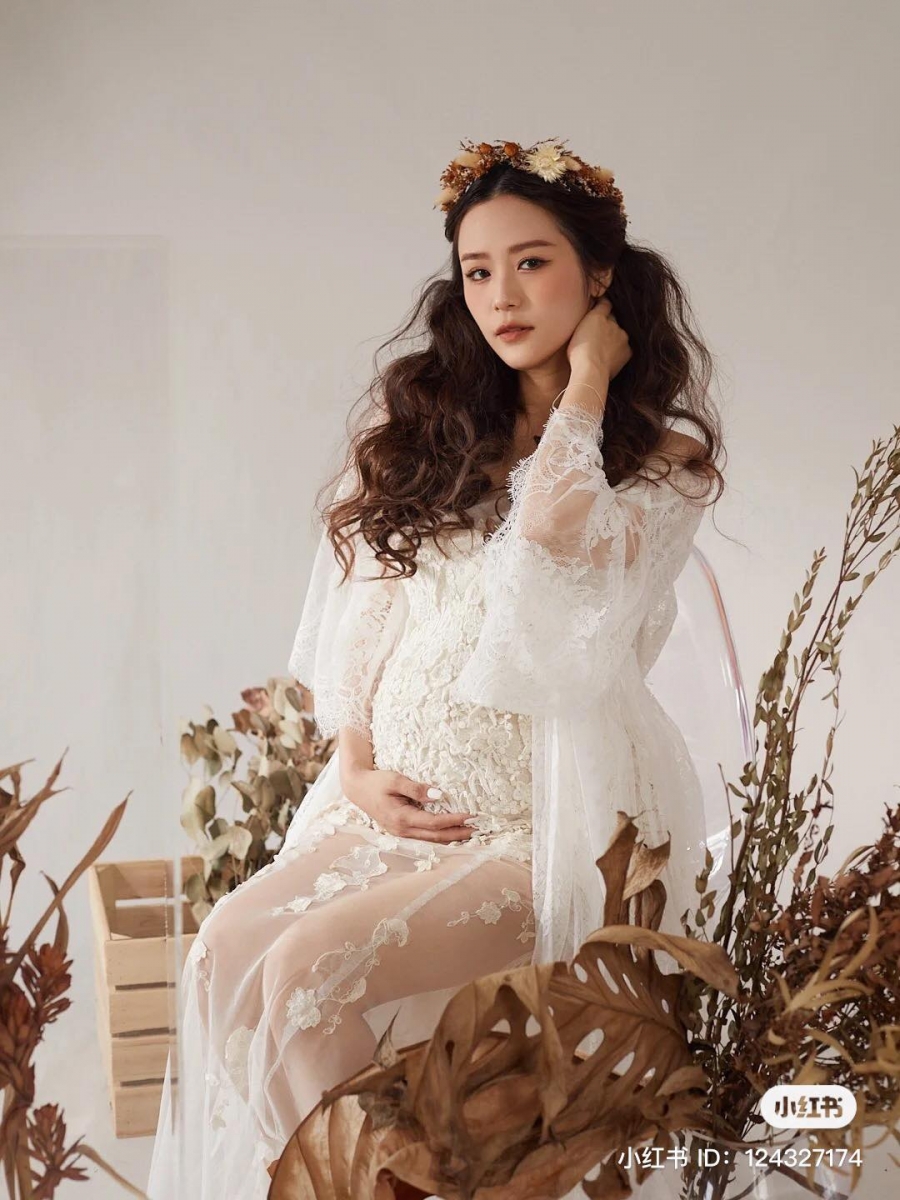 Jing En 化身花仙子的装扮,加上棕色系干花作为装饰,复古文艺的孕妇写真美到不行