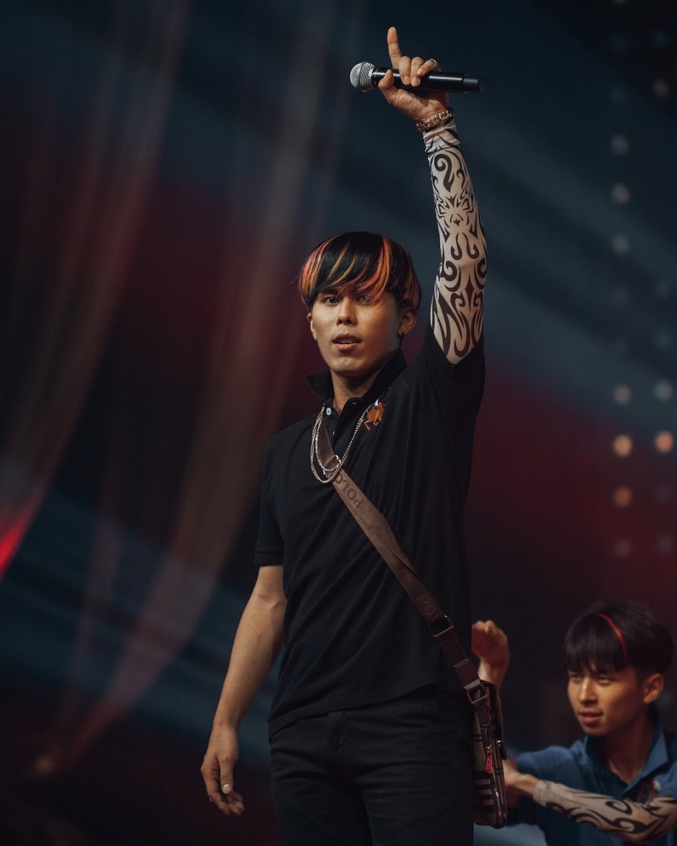 大马YouTuber「低清Dissy」在早前推出的洗脑神曲《山顶黑毒蛇》一经推出就受到了许多的关注！