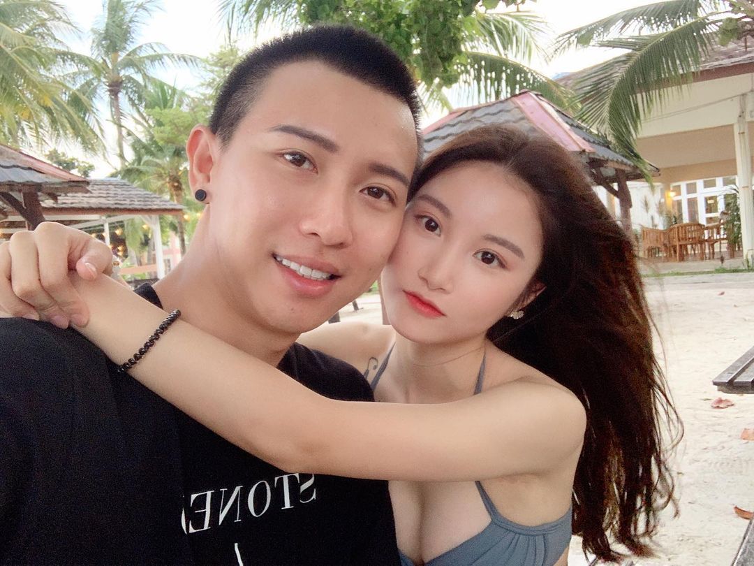 Mona 声称至少在家有她陪着 Charles ,不会那么孤单~虽然在医院有得打止痛药会舒服一点,但 Charles 宁愿回家也不愿意待在那冷冰冰的医院里。