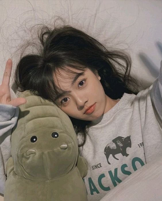 薰衣草香精、香薰蜡烛等可帮助身心得到放松,改善睡眠并能够更好地入眠。只要在睡前点上薰衣草香味的香薰,坚持调整生活习惯和减少熬夜,一定可以改善失眠问题。