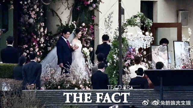 影片中,只见孙艺珍披着超长头纱,牵着爸爸的手一步一步地走向玄彬