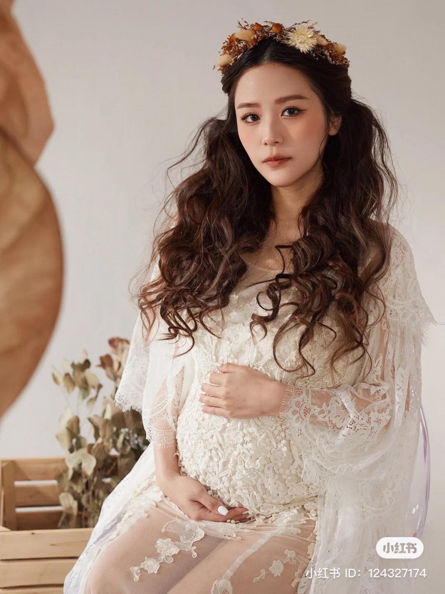 早前,小红书有一名彩妆师路透了 Jing En 另一组孕妇写真照