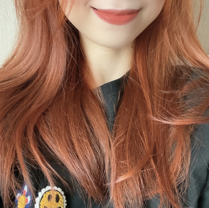 橘色系的发色真的非常有少女感,若是没有漂发效果就会是比较深的橘色。