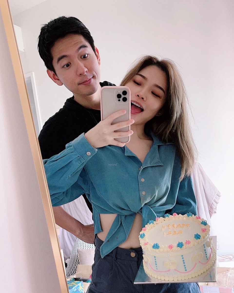 感性还不到一下子画风就变得幽默起来,狂亲 J-Mie 肚子「Welcome CJ」还打开窗门对天空呐喊「自己要当爸爸」消息,从言行之间都能感受到他当爸爸的喜悦
