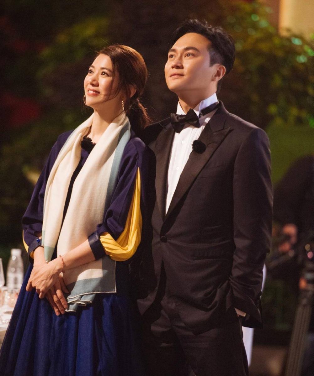 其中,有一段环节是袁咏仪需要在现场用粤语朗读《再别康桥》~