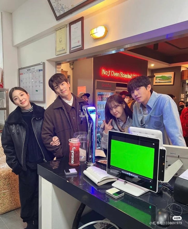 早在之前的特辑就有显露出端倪,当时金旻奎和薛仁雅就有说到他们在剧中的爱情是属于“大人的恋爱、29禁”。