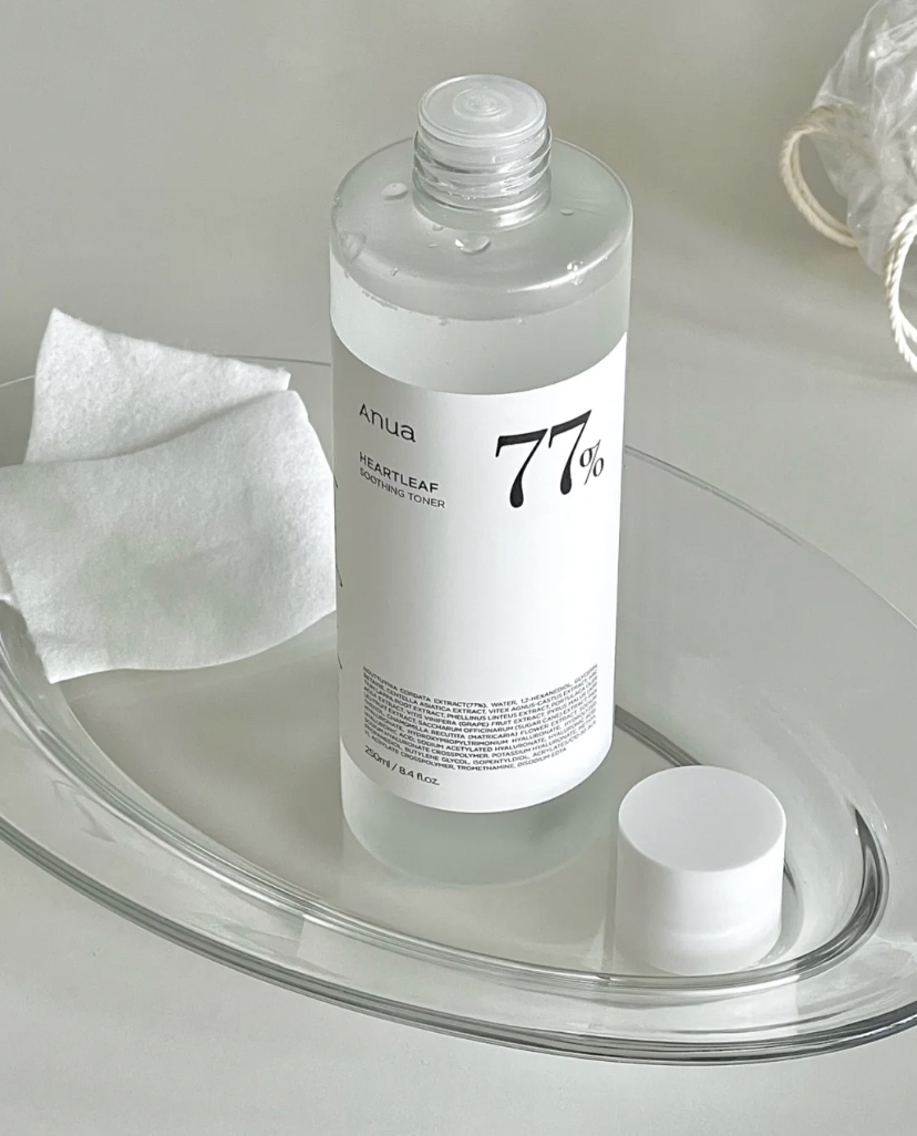 EXO的Suho在直播时推荐自己正使用的爽肤水，这个77水消炎效果特别好。对于容易长痘的朋友们来说必须入，含有77%的鱼腥草成分，镇定消炎效果特别好还可以保湿，舒缓敏感减少长痘痘。