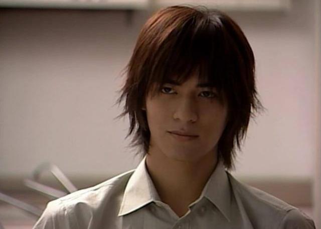 周渝民在2001年播出的《流星花园》中饰演的花泽类形象既高冷又优雅。