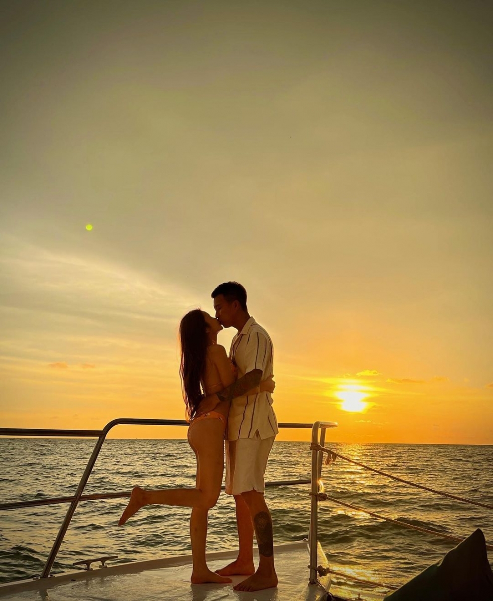 即便 Mona 多想和 Charles 生孩子,Charles 都觉得还是要得到女友家长的祝福先,毕竟家里只有她唯一一个女儿,不可能那么自私抢掉 Mona