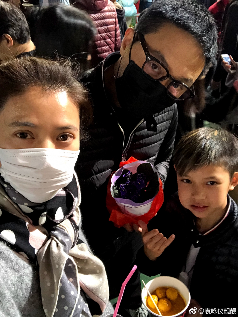 魔童还自曝很多女生暗恋他,被问「魔童如何做选择」?张智霖则回答魔童的回答让他大赞太酷「我选择了滑板」。
