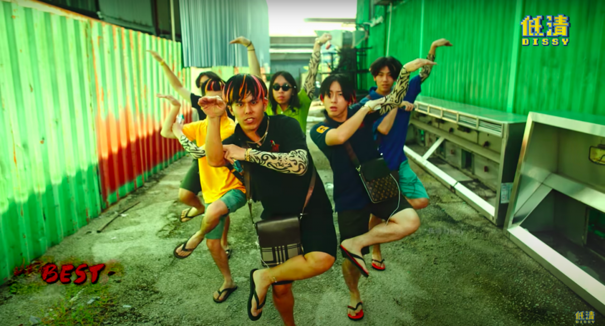 K佬等人在MV里扮演的“啦啦仔”角色演得惟妙惟肖～很有马来西亚风格！