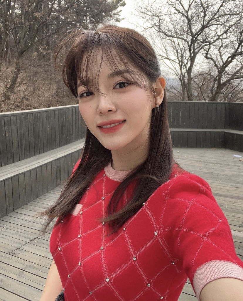 金世正真的可盐可甜所有风格都可驾驭！她也透露自己为了《社内相亲》狠减了5kg，为了让自己身材看起来更加完美！