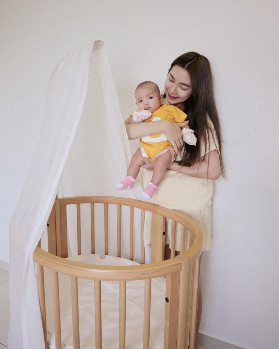 自从 Hannah 小公主出世,Yvonne 也曾在影片中透露现在多了一份责任在,所以在安排工作或出外都会先以女儿为主