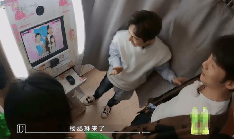 拍大头贴选择图框背景装饰居然有杨丞琳的模版