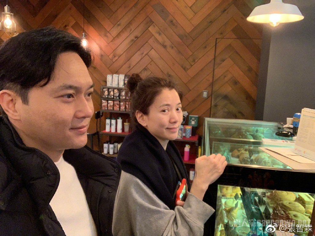 繁忙的工作中两人也不忘相互照顾相互关心!