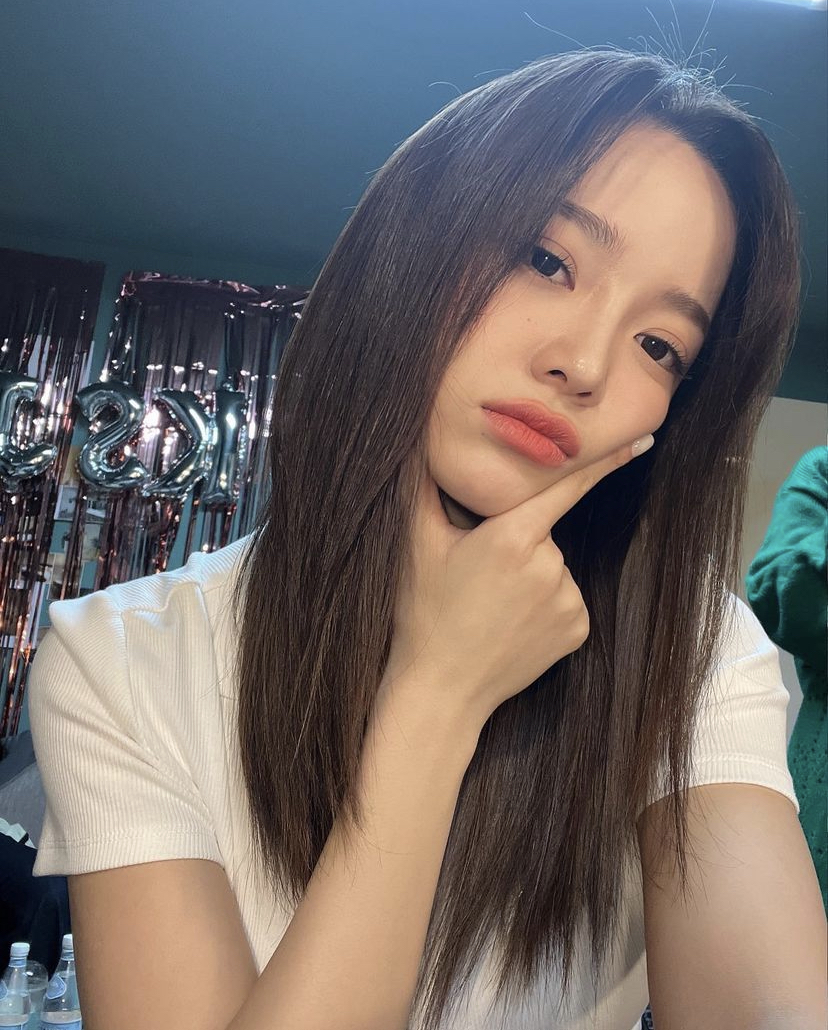 金世正从出道后不断的在提升颜值和变瘦，这里就分享她本人的护肤和瘦身秘诀！想要变美的集美们赶快学起来！