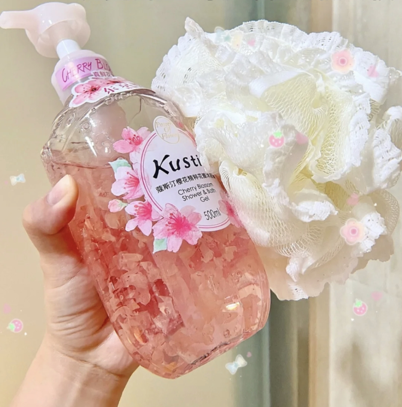 这款沐浴露海添加了高保湿的氨基酸成分,和美白肌肤的烟酰胺,让肌肤变得水嫩光滑又持香!