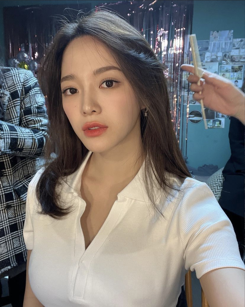 金世正说自己很难维持体重，只要管不住嘴就会让体重大增。所以她平时都会坚持跑步帮助燃烧热量，而且经常跑步可以训练下肢，同时也是燃脂率很高的有氧运动哦！