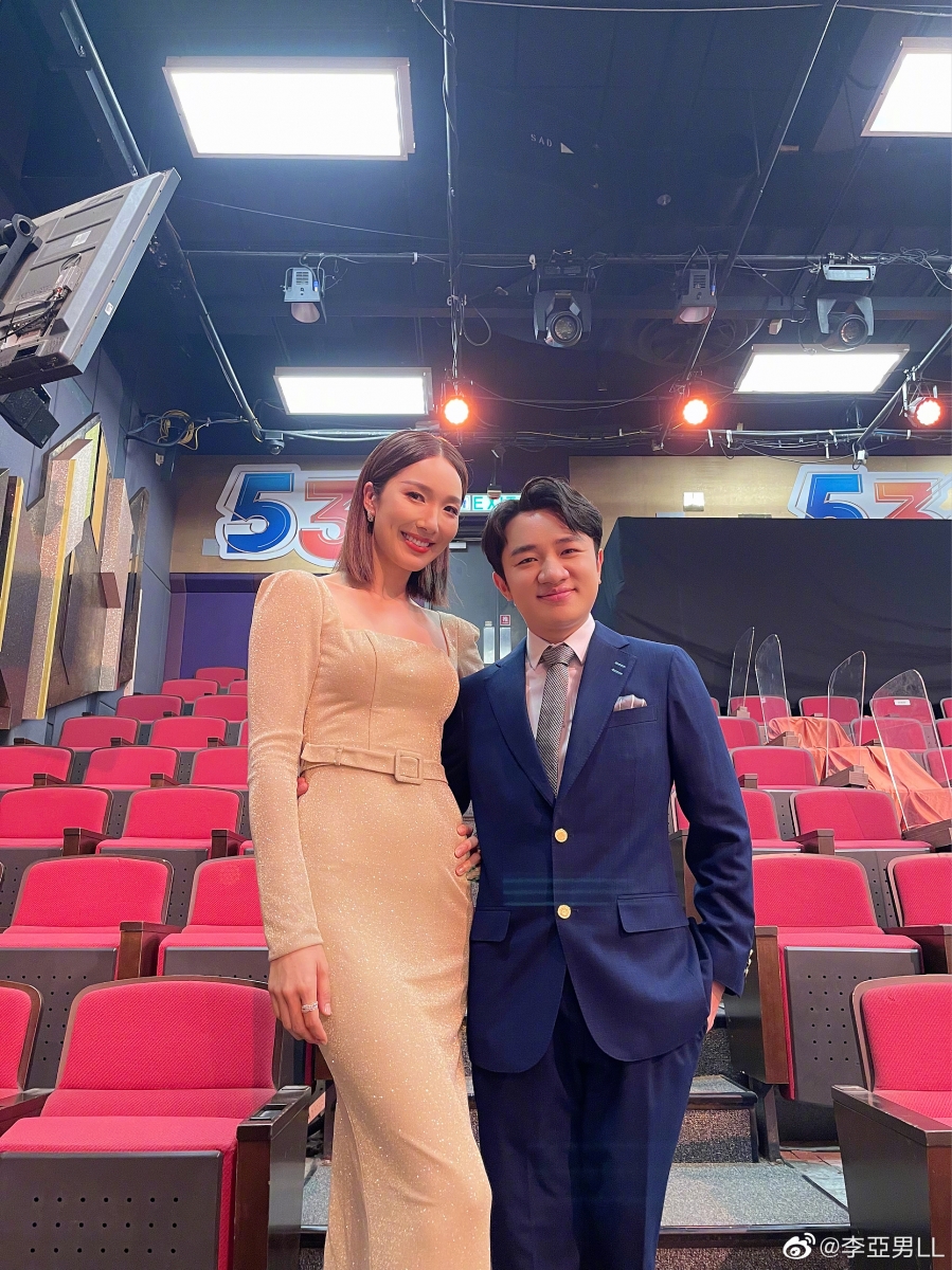 身高给足了她安全感,只要低头随时随地都能看到他和谁聊天