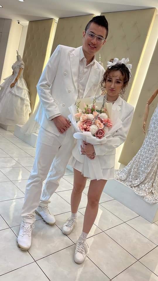 最后的一个互动视频中,江律师也主动提问「高兴吗」?杨宝贝则露出心不甘情不愿的脸表示「不高兴~超级不爽,很遗憾的」。