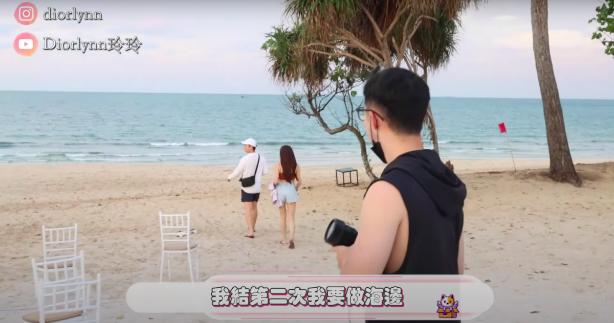 之后她还搞笑和达达抱怨为什么当时他们结婚不在这边举行「哎哟可惜不在海边,以后我懂了 我结第二次我要做海边」~