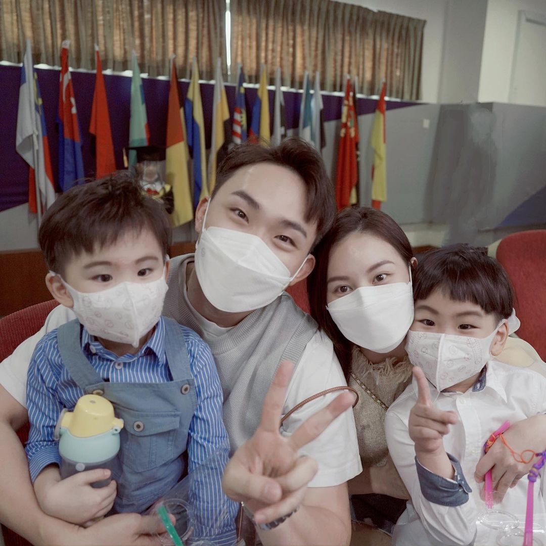 被问及照顾 3 个孩子的感觉怎么样?曾耀祖也表示「感觉很刺激,同时也很矛盾」