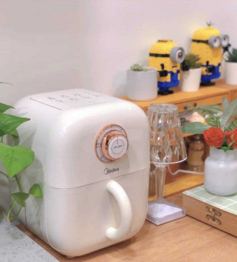 奶白色的复古风空气炸锅,外表看起来圆圆的非常特别。