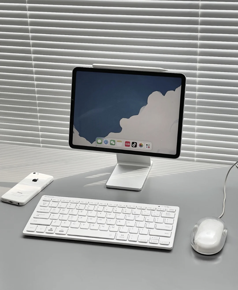 把平板用成电脑必备的小配件,摆放上iPad后可以随意调节角度。